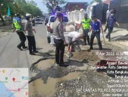 Antisipasi Kecelakaan Lalulintas, Satlantas Polres Timbun Lubang di Jalan