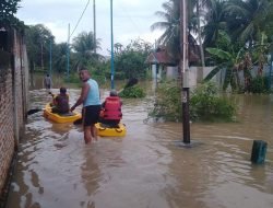 Cek Banjir di Sukamerindu Kapolres Bantu Makanan Siap Saji