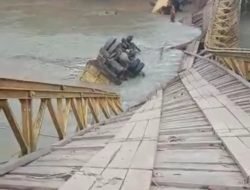Jembatan Putus,Dua Truk Terjun ke Sungai