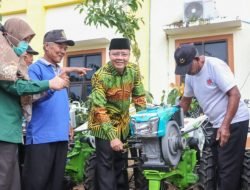 Gubernur Serahkan Bantuan Alsintan Untuk Petani Bengkulu