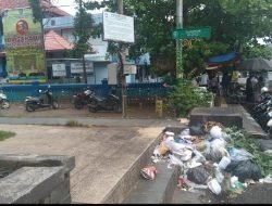 Sampah Menumpuk,Riduan:Tiap Pagi Kami Angkut,Tiap Malam Warga Buang Sampah