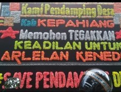 Terdakwa di Sidang,PN Dapat Karangan Bunga