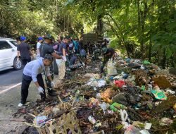 Bersama Masyaralat,Denzipur 14/GB Kodam II/SWJ Bersihkan Sampah di Liku Sembilan