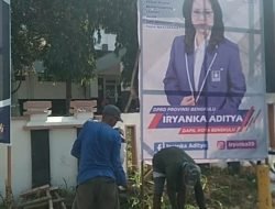 Pasang Alat Peraga Pemilu Legeslatif, Iryanka Aditya Perintahkan Tim  Perbaiki Baliho Lawan Yang Rusak