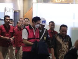 Tim Penyidik Menahan Tersangka HM  Selaku Perwakilan PT RBT  dalam Perkara Komoditas Timah