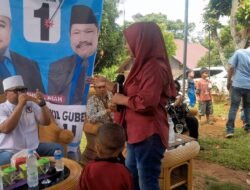 Bikin Haru,Ibu dan Anak Datangi Helmi Saat Kampanye.