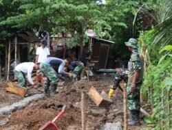 Rehab Rumah Terlihat Akrab Masyarakat bersama  SATGAS TMMD 123 KODIM 0407 Kota Bengkulu