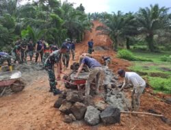 Tingkatkan Jalan Usaha Tani Desa Tengah Padang Satgas TMMD Pasang Gorong Gorong