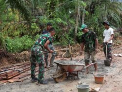 Tim Satgas TMMD ke-123 Kodim 0407/Kota Bengkulu Pasang  Pondasi Pembuatan Plat Dekker