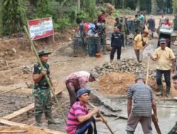 Bersama Masyarakat Satgas TMMD ke-123 Lakukan Pengecoran Plat Duiker Untuk Jalan Baru