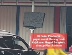 Nyaris Dirobohkan,Papan Merek Sita BB Kejari Di Tutup Plastik Hitam