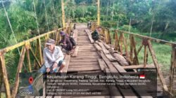 Rehab Jembatan Perintis Garuda,TNI dan Warga Kebut Pengerjaan