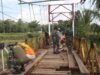 TNI DAN WARGA RAMAIKAN REHAB JEMBATAN, KASDIM 0407/KOTA BENGKULU BERI APRESIASI