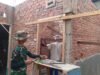Pemasangan Bata Rehab RTLH Rumah  Abdul Rauf Dirampungkan Satgas TMMD ke-130 Kodim 0407/Kota Bengkulu 